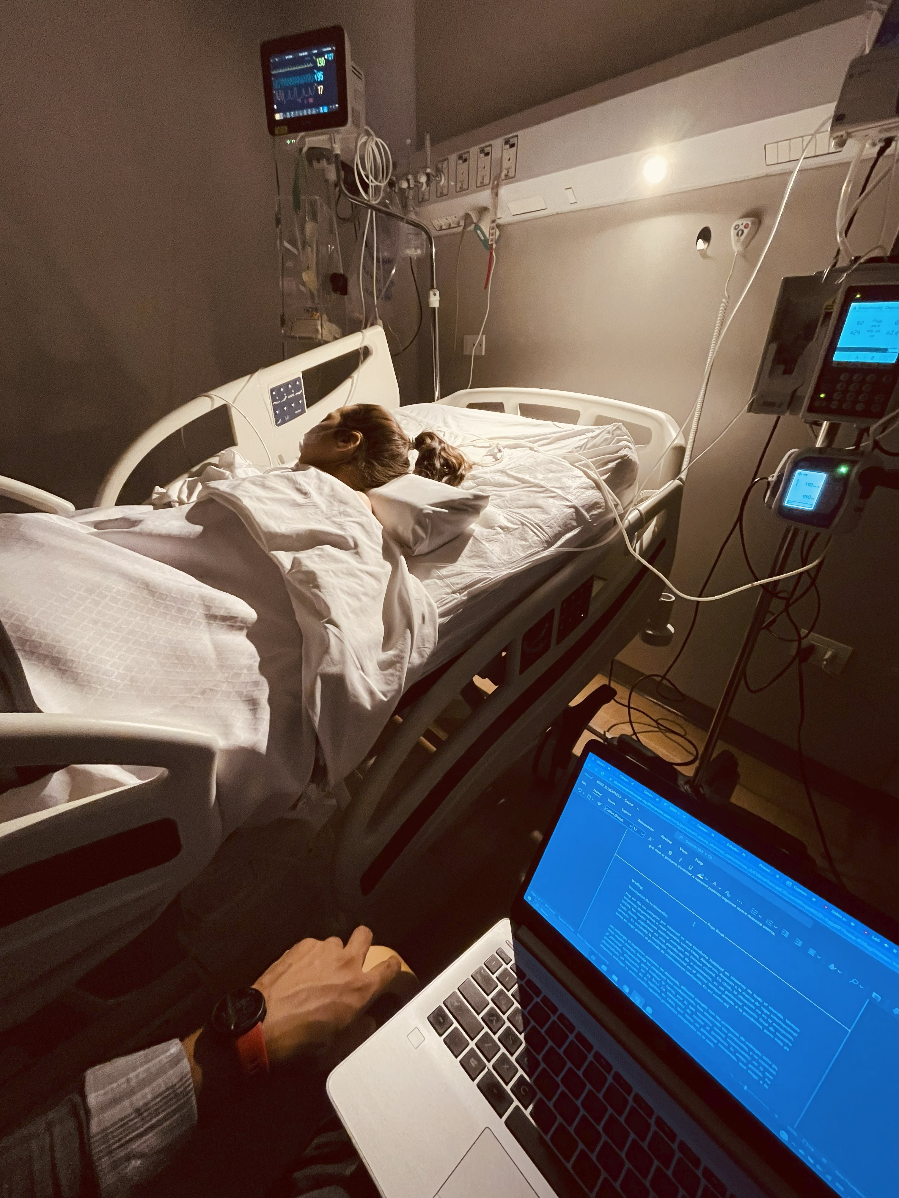 Cuidando a mi hija mientras trabajo